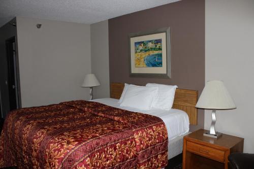 Ein Bett oder Betten in einem Zimmer der Unterkunft Coratel Inn and Suites Maple Grove