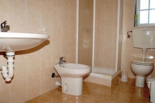 uma casa de banho com um WC e um lavatório em Camping / Appartment Coimbrao em Coimbrão