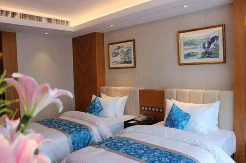 Ліжко або ліжка в номері Metropolo Jinjiang Yongqing Daxing International Airport Hotel