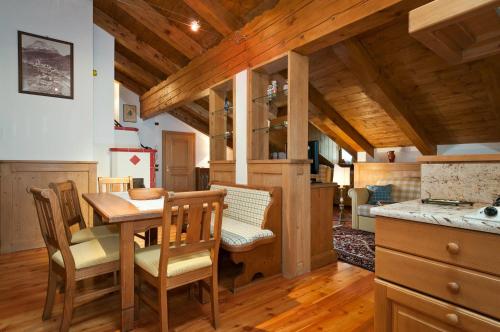 a kitchen and dining room with a table and chairs at Appartamenti Royal in San Vito di Cadore