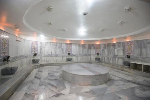 una grande camera con vasca al centro di Washington Resort Hotel & Spa a Kızılağaç