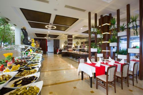 una linea a buffet con frutta e verdura sui tavoli di Washington Resort Hotel & Spa a Kızılağaç