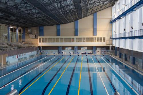 una gran piscina en un gran edificio en Orange Club, en Zarechnyy