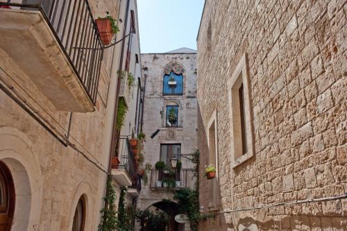 an alley between two buildings with a building in the background at Hotel Corte Altavilla in Conversano