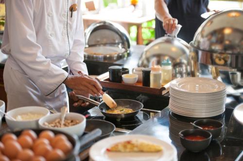 a chef preparing food in a restaurant kitchen at Hyksos Hotel in Erbil