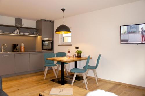 a kitchen and dining room with a table and chairs at Apart Michaela in See
