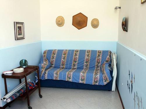 un angolo di una camera con divano e tavolo di Casa "da Paola" a San Vito lo Capo