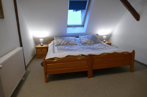 
Ein Bett oder Betten in einem Zimmer der Unterkunft Kutschergasthof Am Sonnenstein
