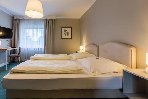 Hotel "Zur Moselterrasse" tesisinde bir odada yatak veya yataklar