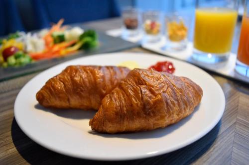 dois croissants num prato branco numa mesa em Shinjuku Granbell Hotel em Tóquio