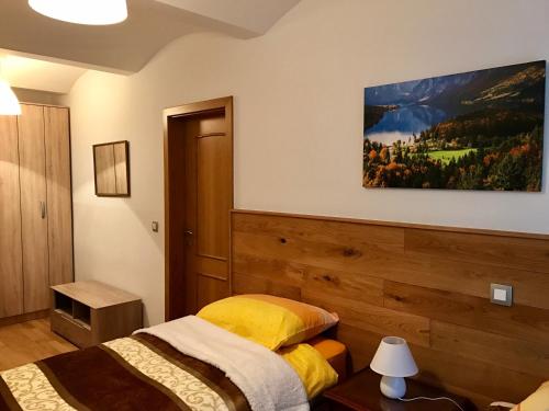 Tempat tidur dalam kamar di Bled Home