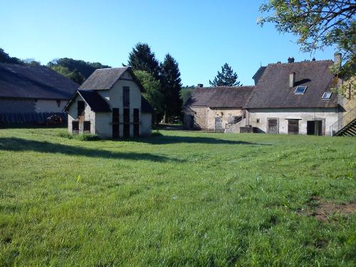 an old house in a field of green grass at Moulin des sablons vakantiehuis gite in Malétable