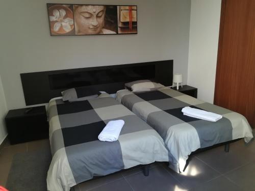 Lagos City Center Guest House & Hostel tesisinde bir odada yatak veya yataklar
