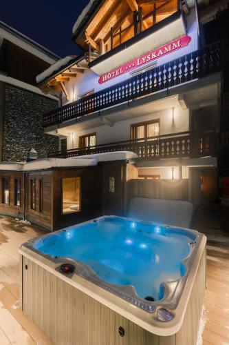 a hot tub in the middle of a building at Hotel Lyskamm in Breuil-Cervinia
