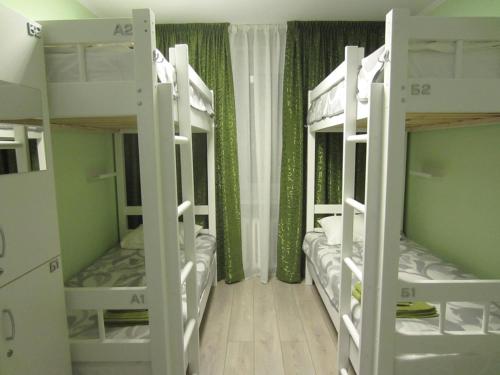 モスクワにあるSunVita Houseの白い二段ベッド3組が備わる客室です。