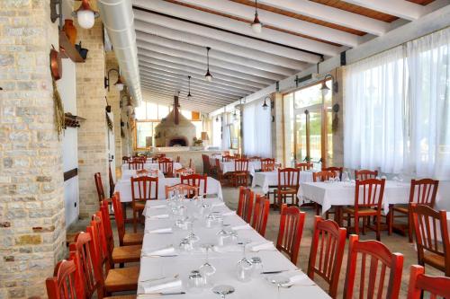 トラーニにあるTenuta Lama Gorgaのダイニングルーム(白いテーブル、赤い椅子付)