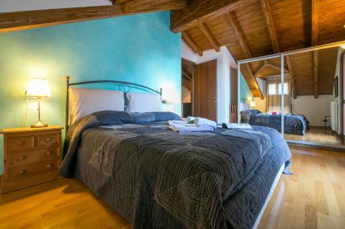 ブレーヴィオにあるBlevio Panoramicaの青い壁のベッドルーム1室(大型ベッド1台付)