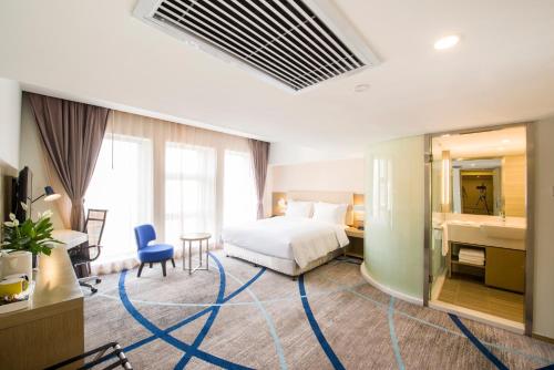 a hotel room with a bed and a bathroom at Holiday Inn Express Chengde Downtown, an IHG Hotel in Chengde