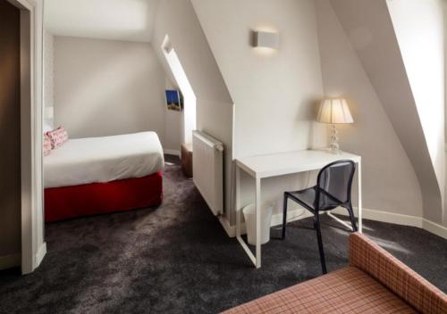 Ein Bett oder Betten in einem Zimmer der Unterkunft Hôtel Paris Vaugirard