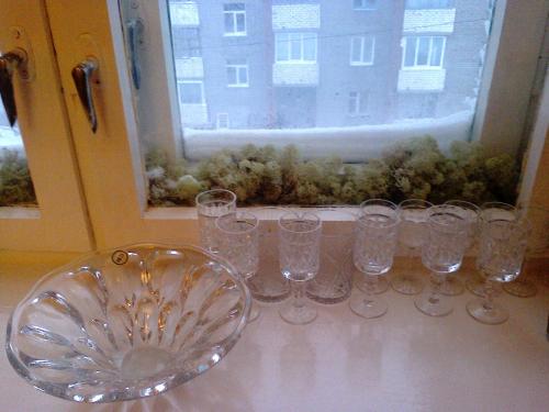 キロフスクにあるLeningradskaya 30の窓付きのテーブルに座る一組のワイングラス