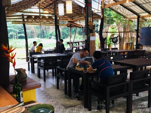 Εστιατόριο ή άλλο μέρος για φαγητό στο Khao Sok Homestay Resort