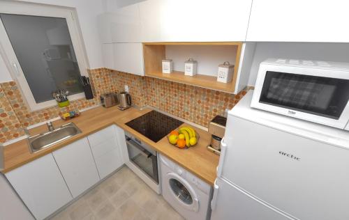 Dapur atau dapur kecil di One by One - by Grand Accommodation