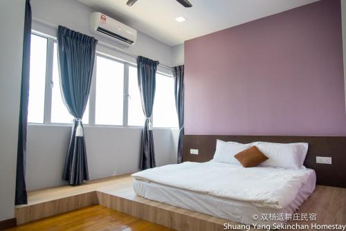 Postel nebo postele na pokoji v ubytování Shuang Yang Sekinchan Homestay