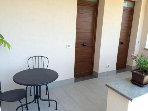 a black table and chairs in a room at Addisa Locazione Breve in Castellammare del Golfo