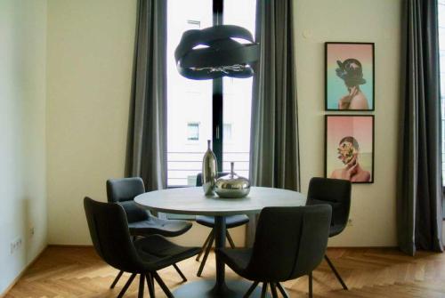 BonusFeature Apartments في برلين: غرفة طعام مع طاولة وكراسي