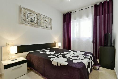 Een bed of bedden in een kamer bij Apartment la Loma 109