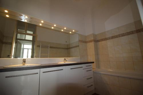 Bilik mandi di AGENCIA apartement 3 PIECES RUE D'ANTIBES