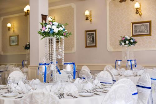 a room filled with tables with white tablecloths at Dwór Hetman in Jarosław