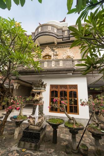 un edificio con árboles delante en Bay View House, en Padangbai