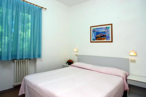 ヴィエステにあるOasiclub Hotel - Appartamentiのベッドルーム(白いベッド1台、窓付)