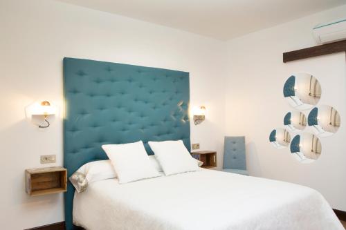 Postel nebo postele na pokoji v ubytování Hotel Hierbaluisa