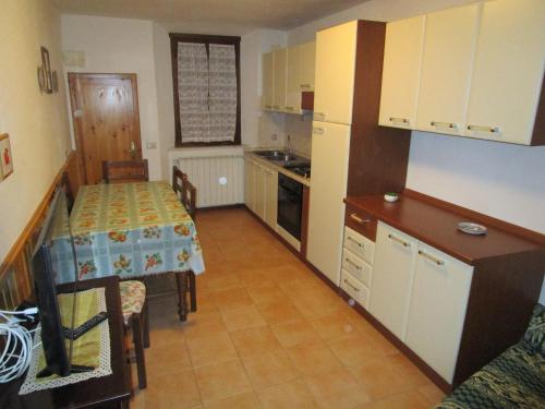庫蒂利亞諾的住宿－達洛雷諾公寓，带桌子的厨房以及带桌子和桌布的小厨房。