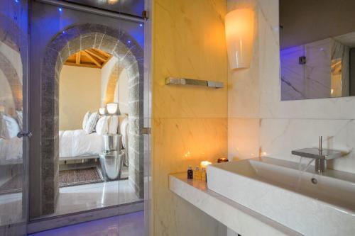 Koupelna v ubytování Moni Emvasis Luxury Suites