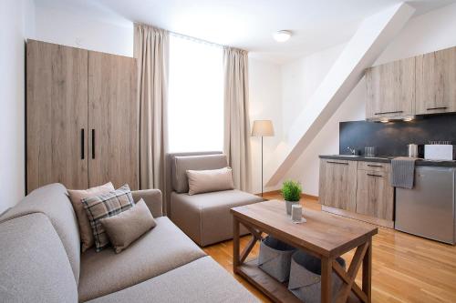 ein Wohnzimmer mit Couch und Tisch in der Unterkunft Brzeće Center Apartments in Kopaonik
