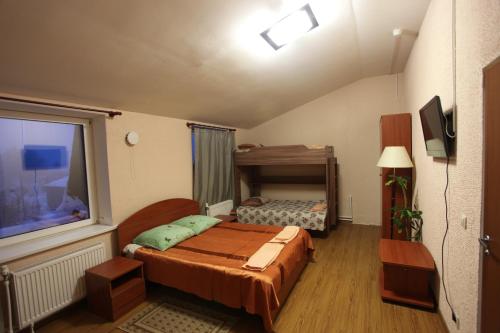 Habitación pequeña con cama y ventana en Motel Pushnoy, en Pushnoy