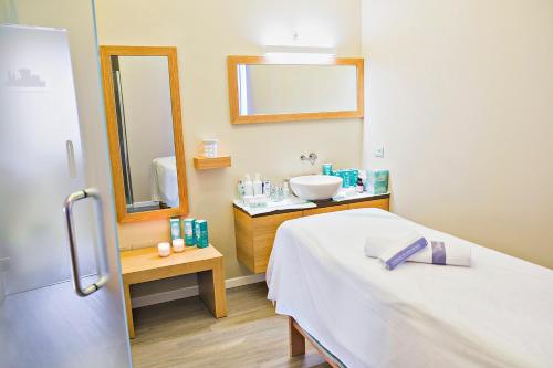 a hospital room with a bed and a sink at Hotel Sirmione Terme in Sirmione