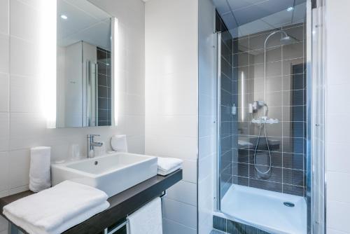 A bathroom at Logis Hôtels- Hôtel et Restaurant Domaine de Fompeyre