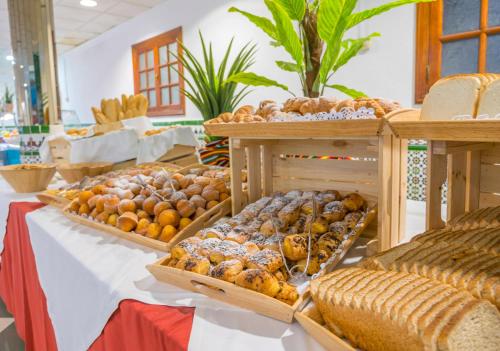 een tafel met broodjes en gebak erop bij Checkin Concordia Playa in Puerto de la Cruz
