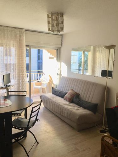 un salon avec un canapé et une table dans l'établissement AGENCIA Studio Antarès centre Cannes, à Cannes