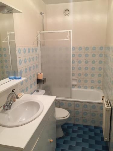 une salle de bain avec un lavabo, des toilettes et une baignoire dans l'établissement AGENCIA Studio Antarès centre Cannes, à Cannes