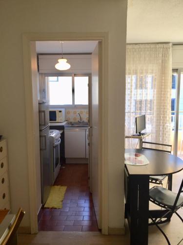 une cuisine avec une table et une salle à manger dans l'établissement AGENCIA Studio Antarès centre Cannes, à Cannes
