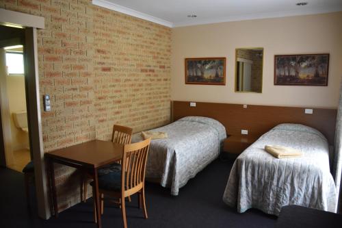 Un pat sau paturi într-o cameră la Mount Barker Valley Views Motel & Chalets, Western Australia