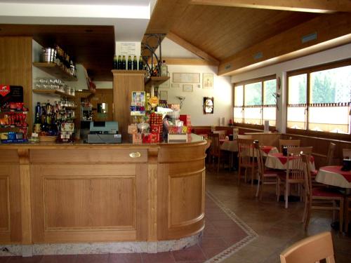 Loungen eller baren på Baita dei Pini
