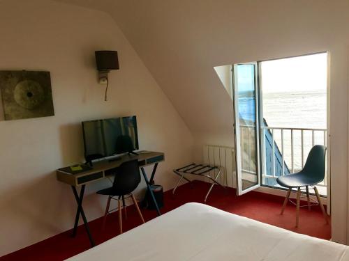Saint-Guénoléにあるル ステーレンのベッドルーム1室(ベッド1台、デスク、窓付)