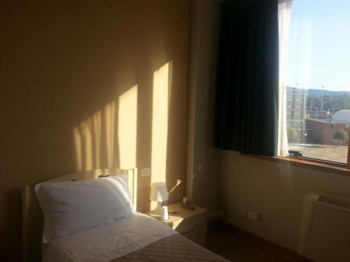 una camera con letto e finestra di Locazione Turistica Montefalco ad Arezzo