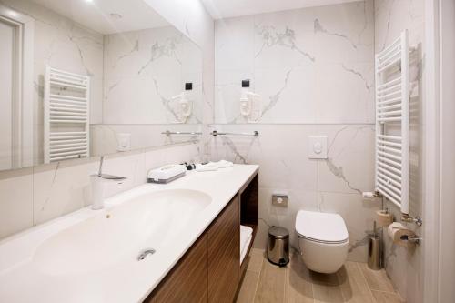 A bathroom at Marvie Hotel & Health